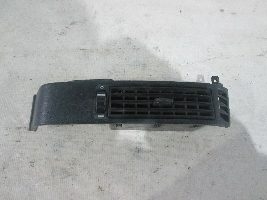 дефлектор воздушный левый б/у - 1